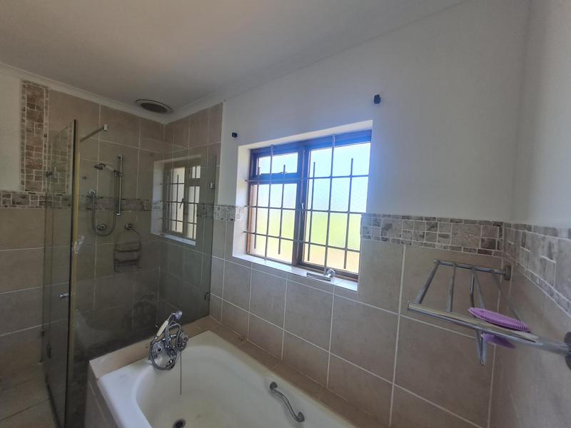 To Let 4 Bedroom Property for Rent in Heldervue Western Cape